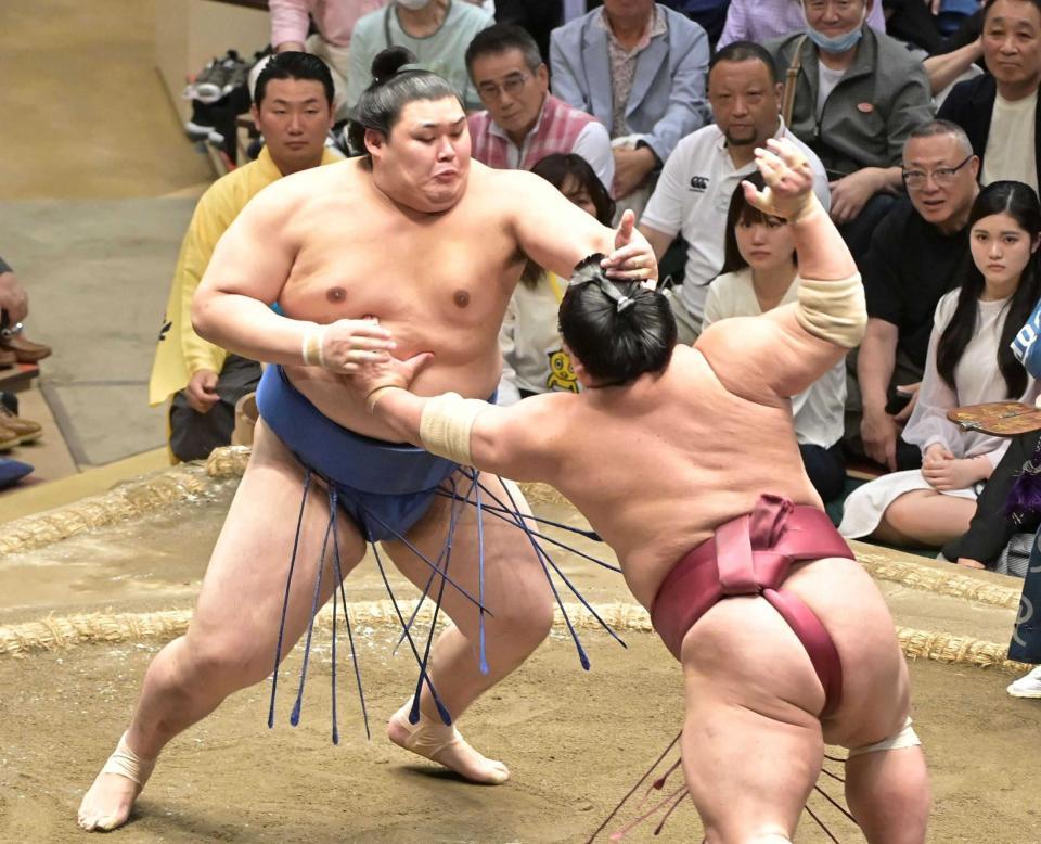 　大栄翔（右）を攻める大の里（撮影・持木克友）