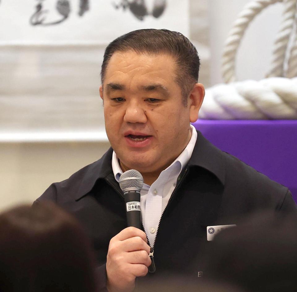 　トークショーをする西岩親方（撮影・佐々木彰尚）