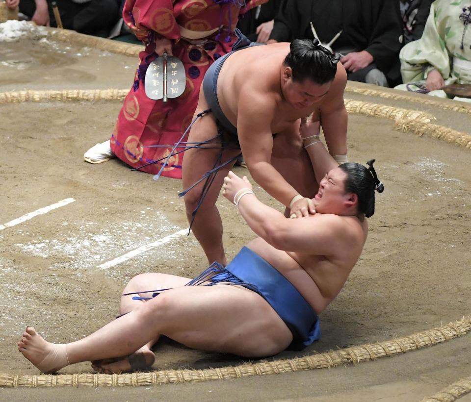 　上手ひねりで大の里（下）を下した豊昇龍（撮影・佐藤厚）