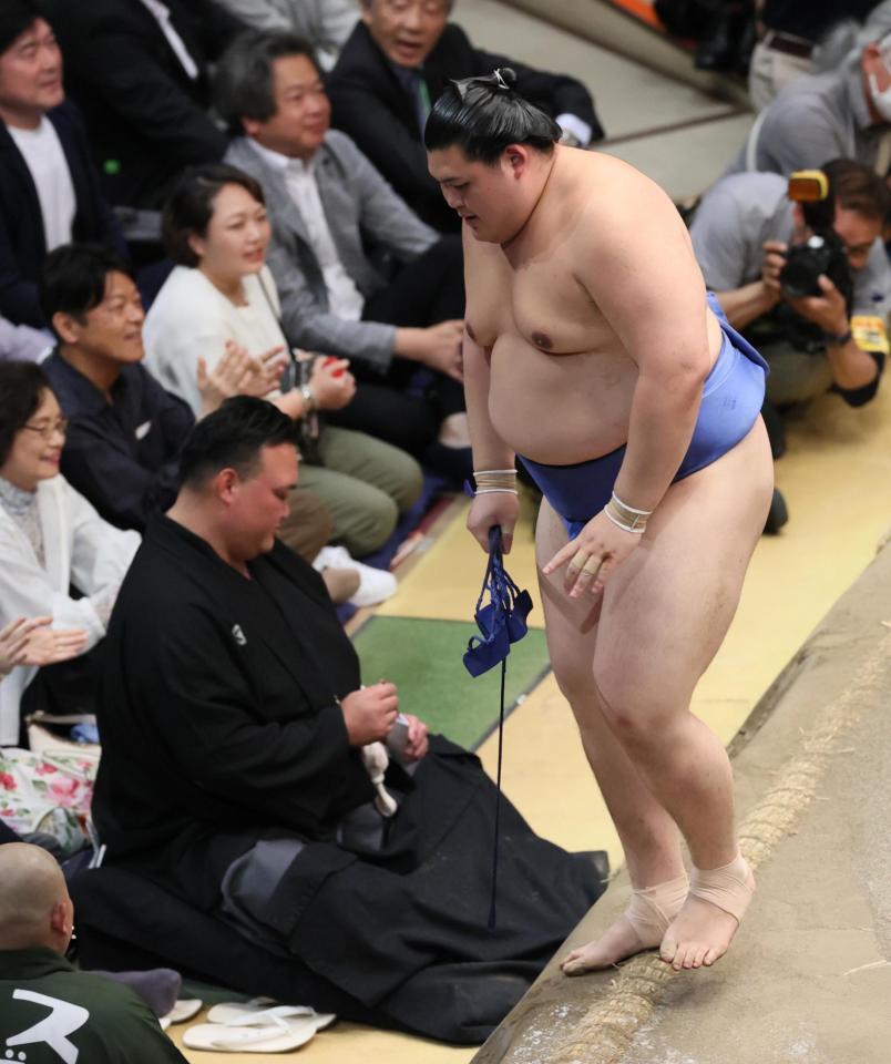 　豊昇龍に敗れ、土俵を後にする大の里。左は二所ノ関親方