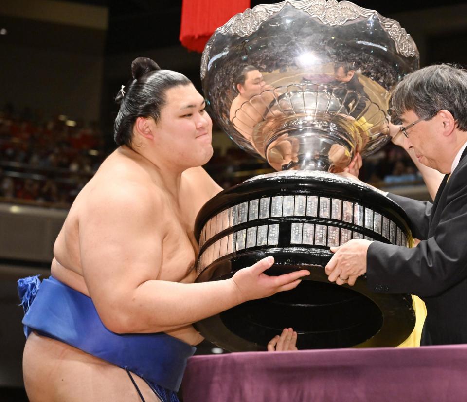 　優勝し、内閣総理大臣杯を受け取る大の里