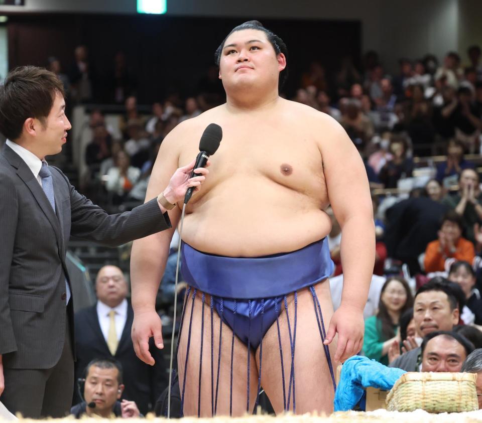 　優勝しインタビューに答える大の里（代表撮影）
