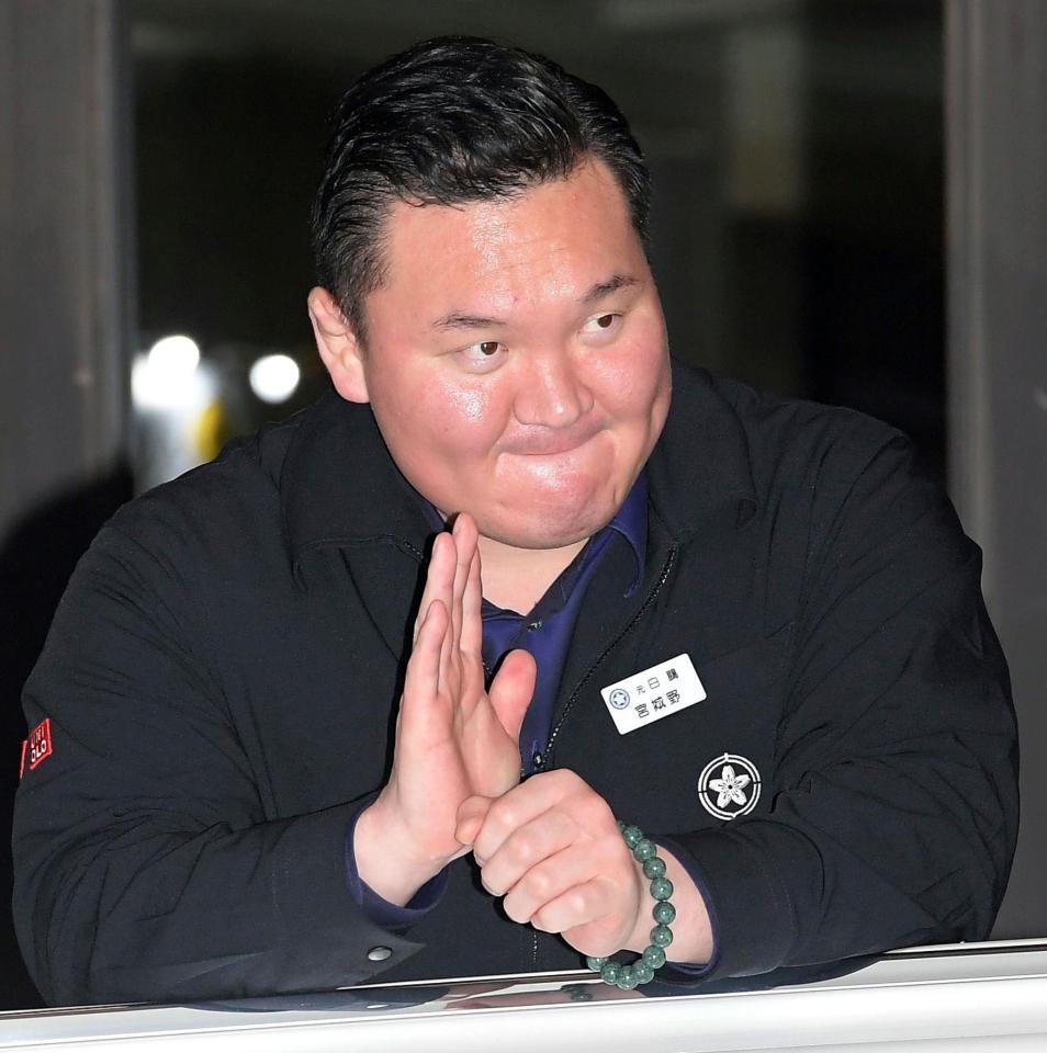 　ファンからの声援に応える宮城野親方（撮影・佐藤厚）