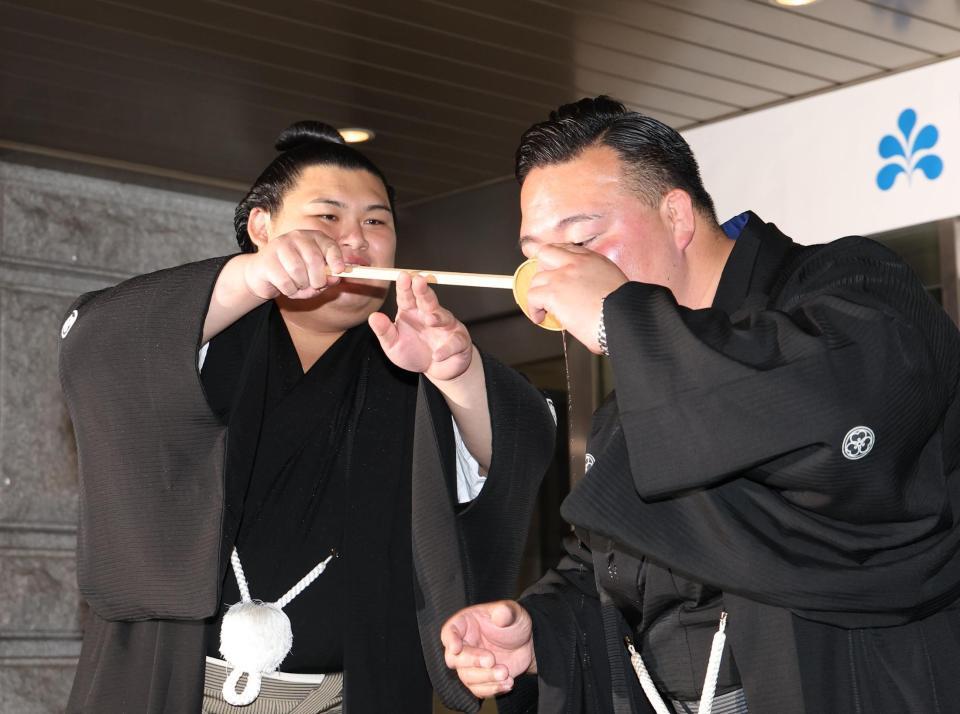 　二所ノ関親方（右）に水をつけかえす大の里（撮影・佐々木彰尚）