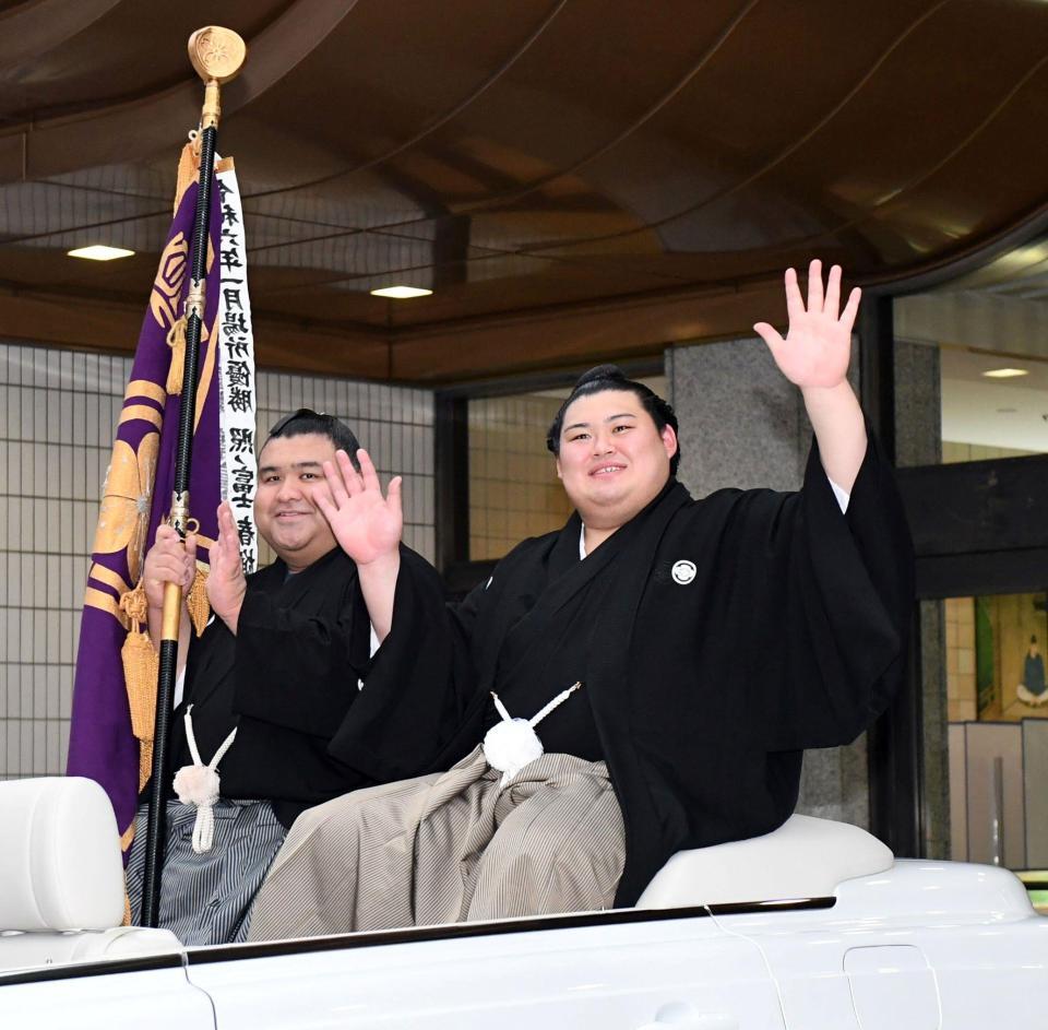 　笑顔でパレードに出発する大の里（左は高安）＝撮影・佐藤厚