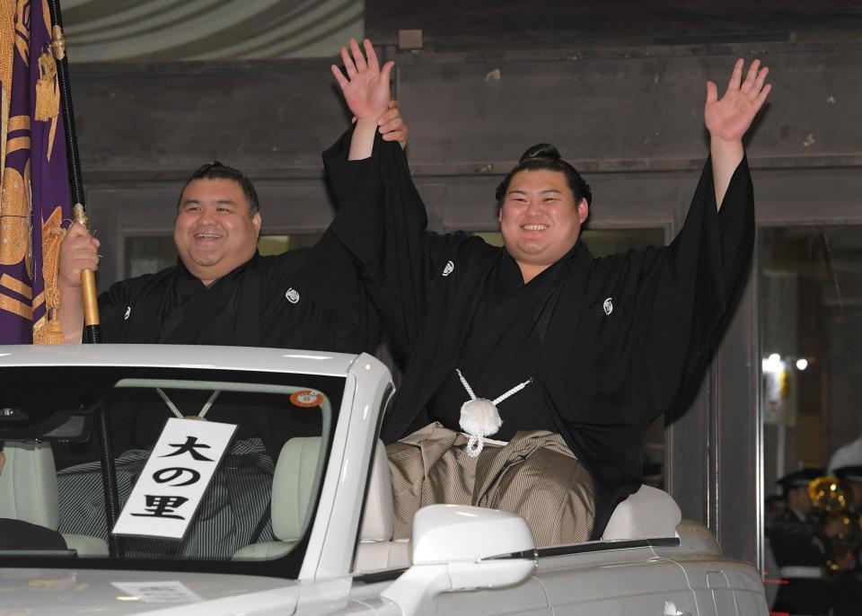 　高安（左）の隣で満面の笑みを浮かべる大の里（撮影・佐藤厚）