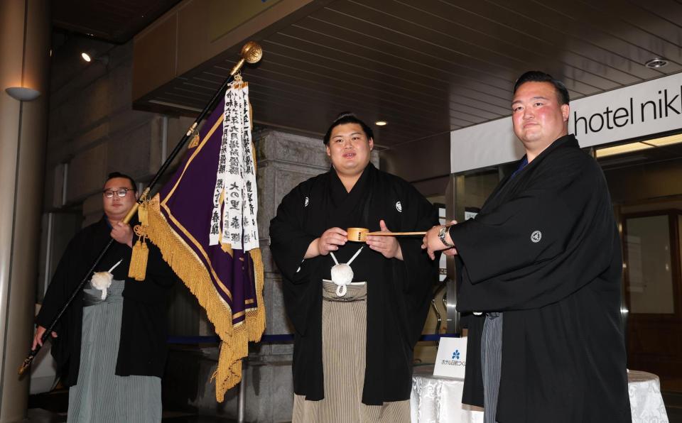 　二所ノ関親方（右）に水をつけてもらう大の里。左は白熊（撮影・佐々木彰尚）