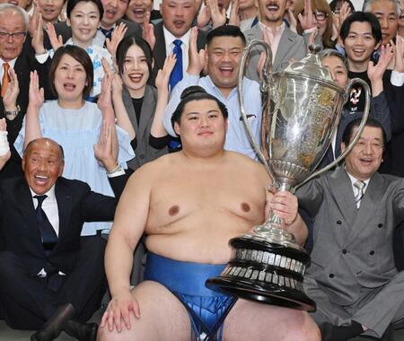 　大相撲夏場所で優勝し、賜杯を手に祝福を受ける大の里。（中列左から）母の中村朋子さん、妹の葵さん、父の知幸さん（代表撮影）
