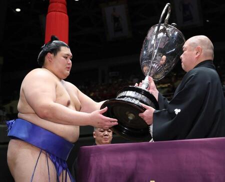 　優勝し、八角理事長（右）から賜杯を受け取る大の里