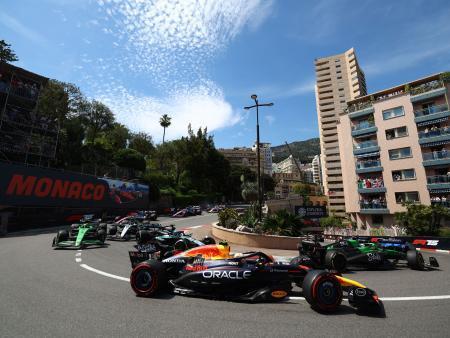 　Ｆ１モナコＧＰ決勝で走行するレッドブルの角田裕毅＝２５日、モンテカルロ（ロイター＝共同）