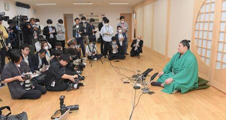 　報道陣を前に現在の心境を語る大の里（撮影・佐藤厚）