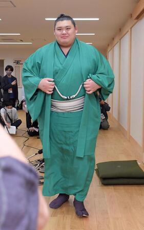 　会見を終え引き揚げる大の里（撮影・佐藤厚）