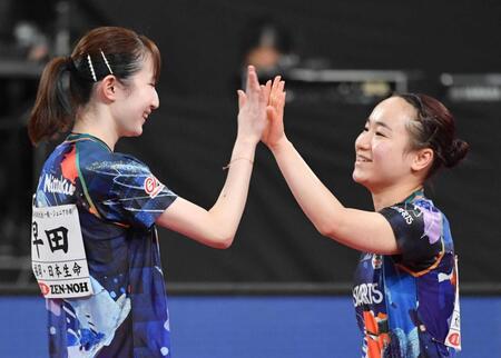 　全日本卓球女子ダブルスの決勝進出を決め喜ぶ伊藤美誠（右）と早田ひな＝２０２２年１月