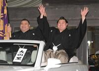 　高安（左）の隣で満面の笑みを浮かべる大の里