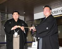 　二所ノ関親方（右）に水をつけてもらう大の里