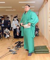 　会見を終え引き揚げる大の里（撮影・佐藤厚）