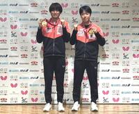 　帰国し会見した戸上隼輔（左）、篠塚大登組