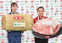 　全日本卓球女子ダブルスで優勝した伊藤美誠（右）、早田ひな＝２０２２年１月