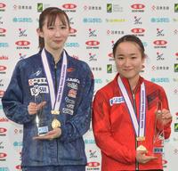 　全日本卓球女子ダブルスで優勝した早田ひな（左）、伊藤美誠＝２０２２年１月