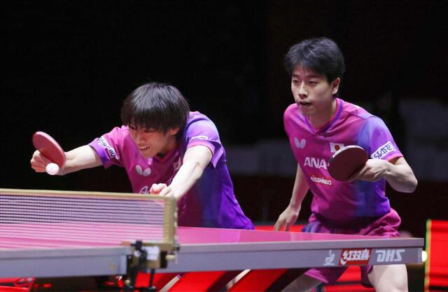 　男子ダブルス決勝で台湾ペアと対戦する篠塚大登（右）、戸上隼輔組（共同）