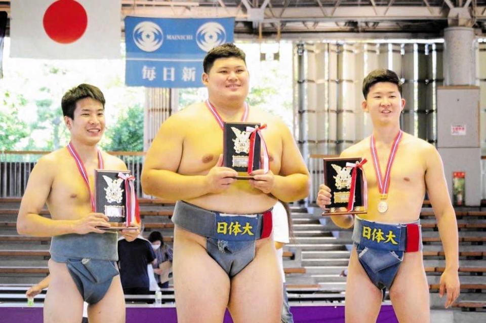 　日体大４年時の全国体重別選手権で。大の里（中央）と寺尾拓真さん（右）＝提供写真