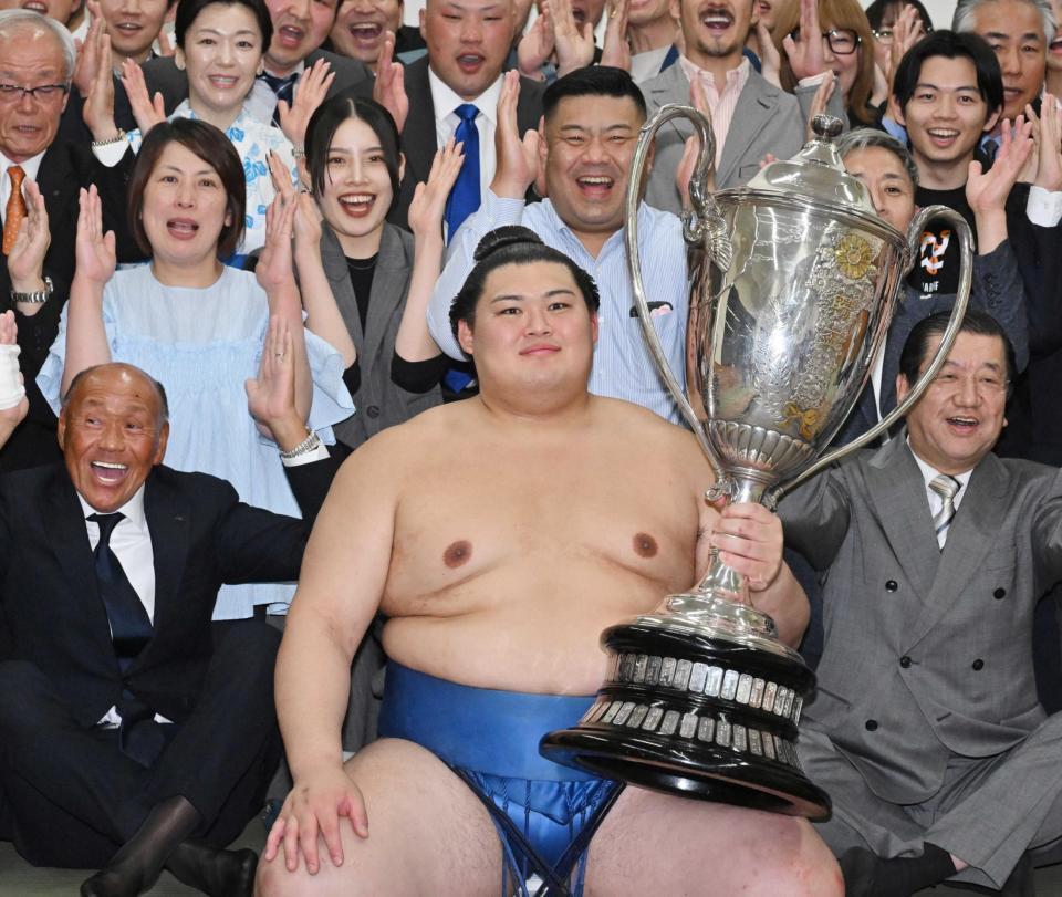 　大相撲夏場所で優勝し、賜杯を手に祝福を受ける大の里。（中列左から）母の中村朋子さん、妹の葵さん、父の知幸さん（代表撮影）