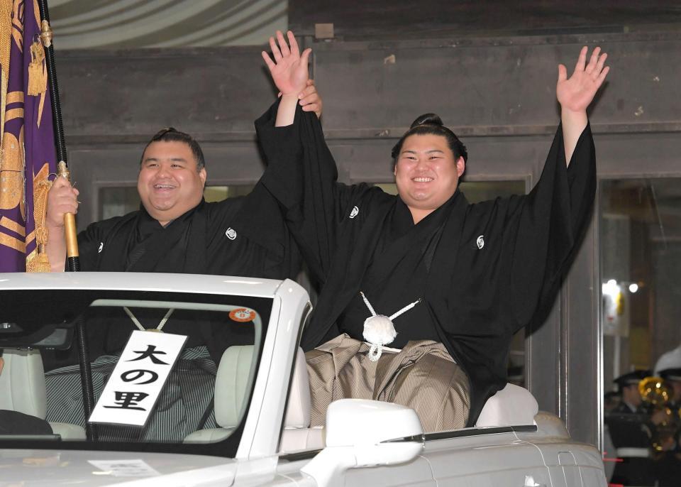 　高安（左）の隣で満面の笑みを浮かべる大の里
