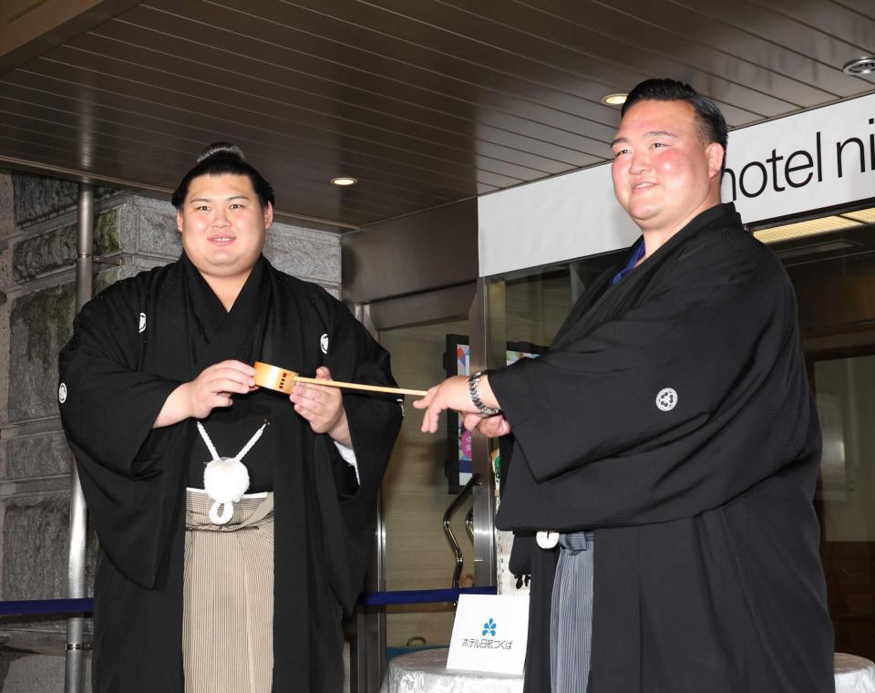 　二所ノ関親方（右）に水をつけてもらう大の里