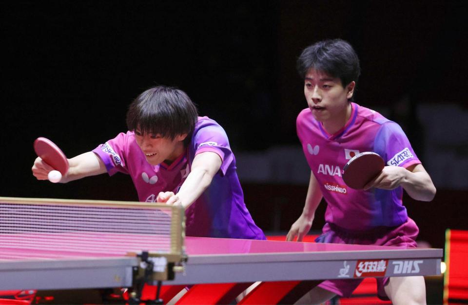 　男子ダブルス決勝で台湾ペアと対戦する篠塚大登（右）、戸上隼輔組（共同）