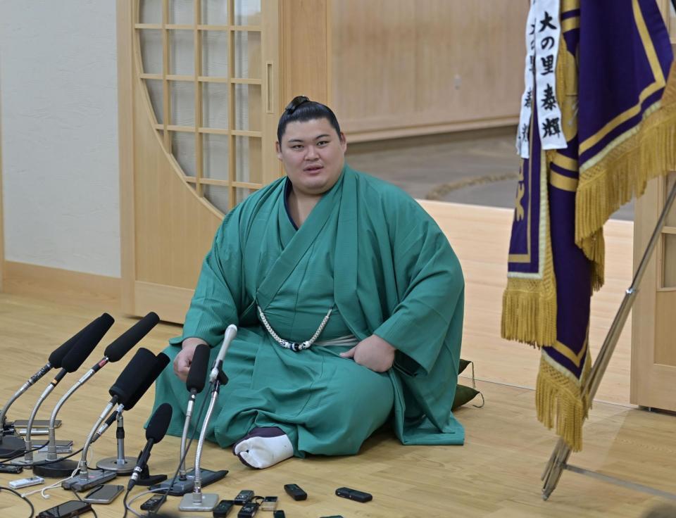 　優勝の喜びを語る大の里（撮影・持木克友）