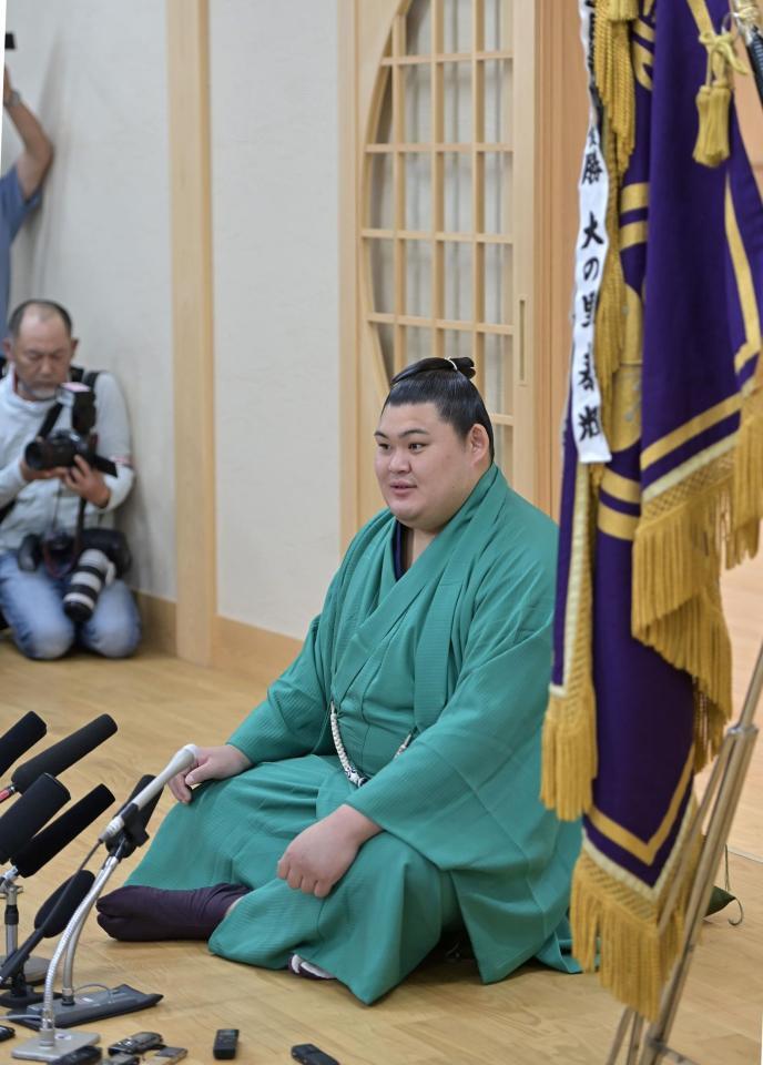 　優勝の喜びを語る大の里（撮影・持木克友）