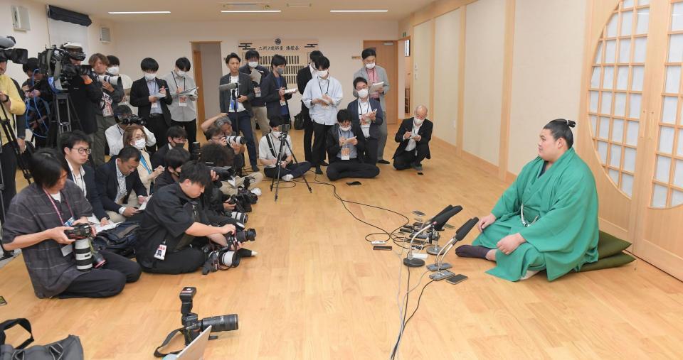 　報道陣を前に現在の心境を語る大の里（撮影・佐藤厚）