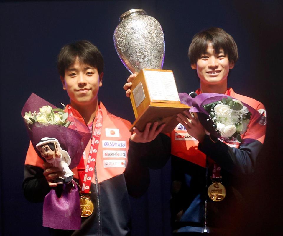 　卓球の世界選手権個人戦男子ダブルスで優勝し、金メダルを掛け笑顔の篠塚大登（左）、戸上隼輔組＝25日