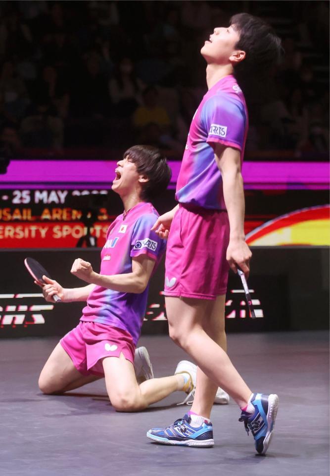 　世界選手権個人戦の男子ダブルス決勝で台湾ペアを破り、喜ぶ篠塚大登（右）、戸上隼輔組＝25日