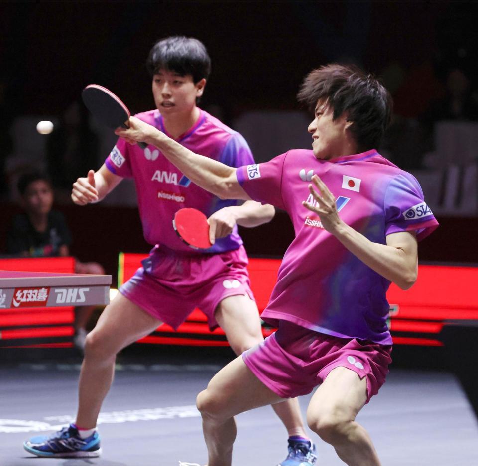 　卓球の世界選手権個人戦、男子ダブルスで日本勢64年ぶりの優勝を果たした篠塚大登（左）、戸上隼輔組＝２５日