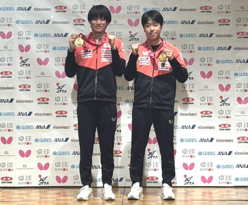 　帰国し会見した戸上隼輔（左）、篠塚大登組