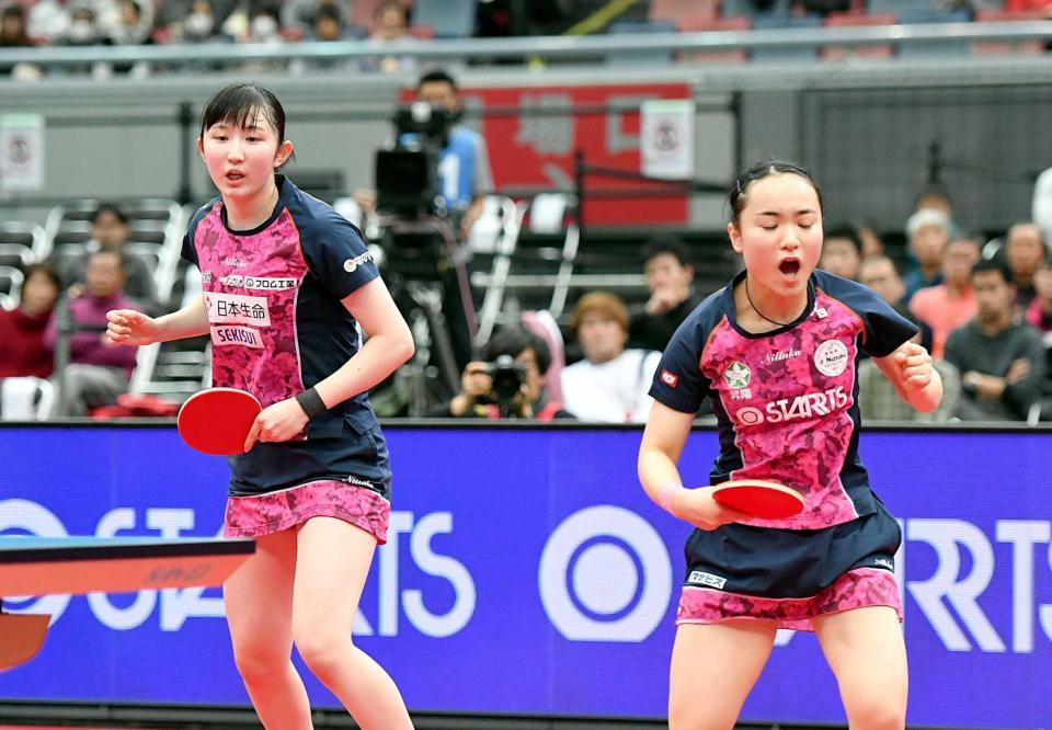 　ガッツポーズする早田ひな（左）と伊藤美誠＝２０１９年１月