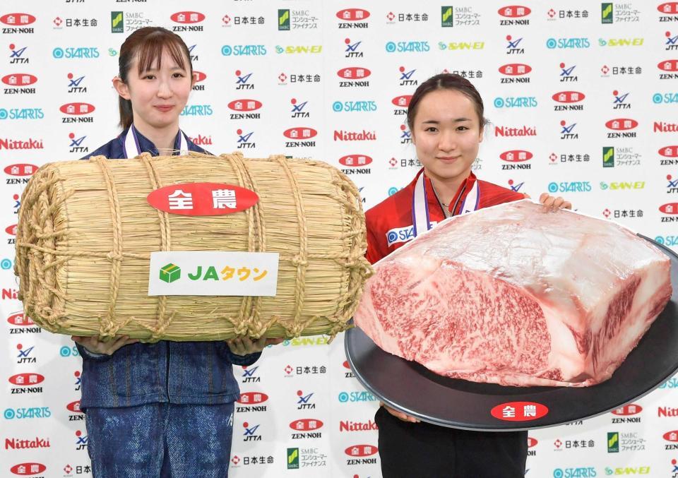 　全日本卓球女子ダブルスで優勝した伊藤美誠（右）、早田ひな＝２０２２年１月