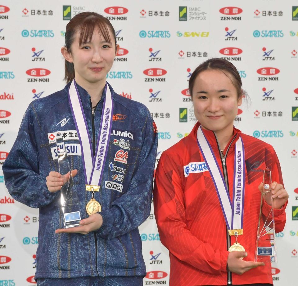 　全日本卓球女子ダブルスで優勝した早田ひな（左）、伊藤美誠＝２０２２年１月