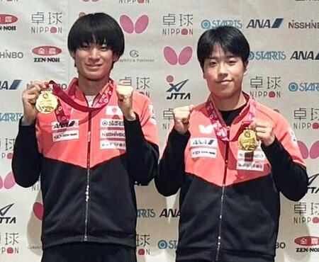 　金メダルを披露する戸上隼輔（左）、篠塚大登組