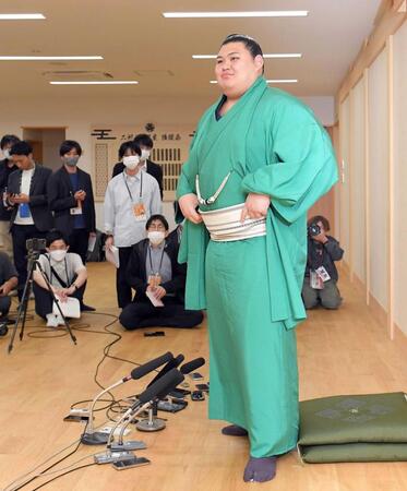 　横審の横綱推挙を受けての会見を終え、引き揚げる大の里（撮影・佐藤厚）