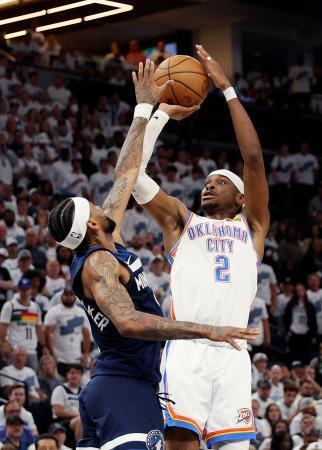 　ティンバーウルブズとの西カンファレンス決勝第４戦でシュートを狙うサンダーのギルジャスアレクサンダー＝ミネアポリス（ゲッティ＝共同）