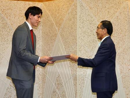 　京都府観光大使を委任された高橋藍（左）は西脇隆俊京都府知事から委任状を授与される（撮影・山口登）