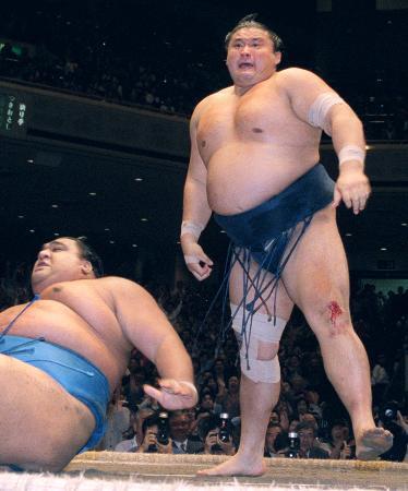 　２００１年の夏場所、優勝決定戦で武蔵丸を下した貴乃花（右）＝両国国技館