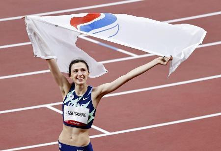 　２０２１年東京五輪女子走り高跳びで優勝し、喜ぶＲＯＣのマリア・ラシツケネ＝国立競技場