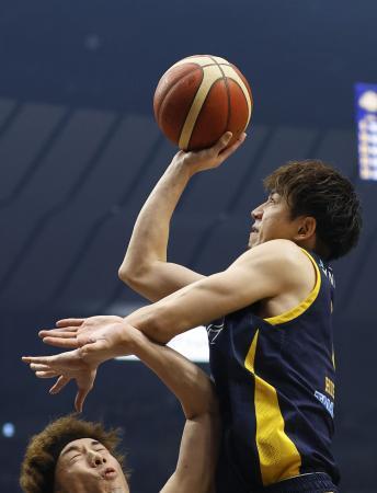 　宇都宮-琉球　第１クオーター、シュートを狙う宇都宮・比江島＝横浜アリーナ