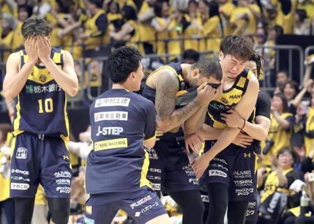 　優勝を決め、喜び合う宇都宮の選手たち