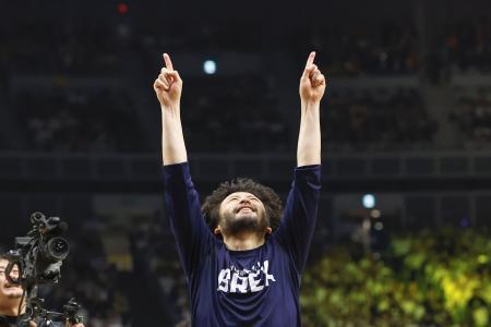 　Ｂリーグで優勝し、喜ぶ宇都宮・田臥＝横浜アリーナ