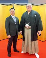 　大の里と大関昇進伝達式で写真に納まる長井恒輝さん＝２０２４年９月（長井さん提供）　
