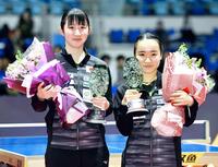 　女子ダブルスで優勝し笑顔の早田ひな選手（左）と伊藤美誠選手＝２０１８年１２月